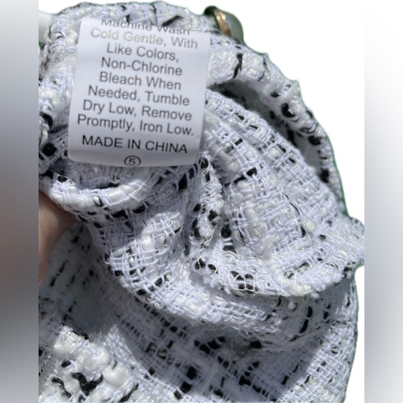 Women's Black & White Woven Mini with Pearl Buttons EUC - Picture 5 of 5